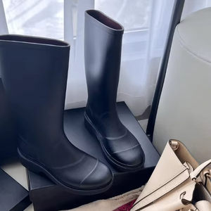 Botas de Lluvia de Goma Personalizadas para Mujer, Botas Wellington hasta la Rodilla, Estilo Chanel, Venta al Por Mayor - Product Image 4