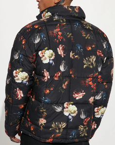 Chaqueta Acolchada Negra para Hombre de Talla Grande con Estampado Floral Multicolor Vibrante, Cierre Completo, Bolsillos Laterales, 100% Poliéster - Product Image 5