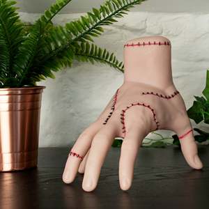 Lampe de table LED Wednesday, design Ice-Cold Hand, fabriquée en plastique durable - Product Image 3