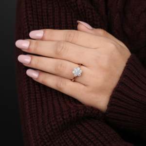 แหวนแต่งงานประดับเพชรเลี้ยงในห้องปฏิบัติการ ดีไซน์ดอกไม้สุดหรูสำหรับเจ้าสาว - Product Image 2