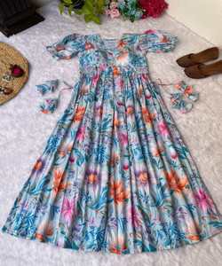 Fusion de mode: fusion Salwar de style pakistanais de styles traditionnels et modernes, créant un saree de mode chic et élégant - Product Image 6