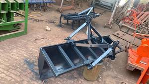 Niveleur de terrain à double élévation le plus vendu pour le nivellement des terres agricoles montées sur tracteur et la préparation du sol, disponible en grande quantité - Product Image 4