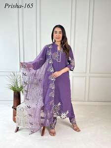 Costume ethnique en soie romaine de designer avec travail intérieur et touche artisanale, vêtements traditionnels pour réception de mariage et soirée - Product Image 2