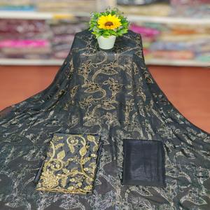 Tissu en chiffon écologique de style somalien ethnique classique, motif floral et feuillage sur fond noir, pour tenue de mariage. - Product Image 1