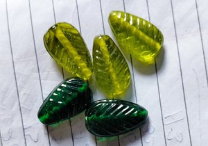 Perles de verre vintage tchèque à grande feuille verte Perles de verre à feuille plate Herbe verte - Product Image 3