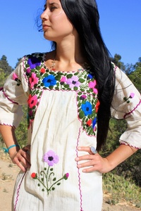 Vestido Campestre Bohemio de Algodón 100% Ecológico con Bordado a Mano Rajasthani, Tonos Vivos y Atrevidos, Largo hasta la Pantorrilla, con Lazos y Borlas - Product Image 3