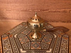 Brûleur d'encens décoratif en laiton fabriqué en Inde avec poignée en bois, designs personnalisés pour la maison et le bureau - Product Image 4