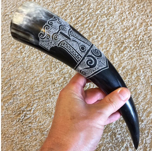 Corne Viking Artisanale pour Bière Vin – Mug Original en Corne avec Support Gravé – Corne à Boire Viking Polie par Tradebit - Product Image 2
