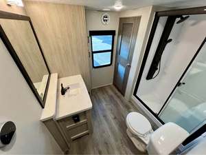 Autocaravana de Lujo Usada 4X4 25VRML Todoterreno, Casa Rodante, Caravana, Casa Móvil, Autocaravana de Fibra de Vidrio - Product Image 3