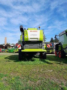 Moissonneuse-batteuse agricole CLAAS Lexion 650 avec tête de coupe verte pour l'agriculture en champ - Product Image 2