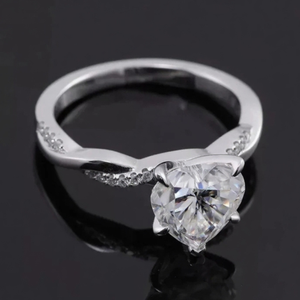 Anillo de Compromiso Solitario con Diamante Cultivado en Laboratorio de Corte Corazón de 1.5 Quilates, Engaste de Puntas, Diseño Clásico con Giro, Certificado IGI, Oro Blanco de 14K para Mujer - Product Image 6