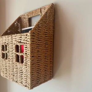 Panier de rangement mural en jonc de mer au design unique, en forme de maison, fait à la main, organisateur en jonc de mer, panier décoratif pour la chambre d'enfant - Product Image 2