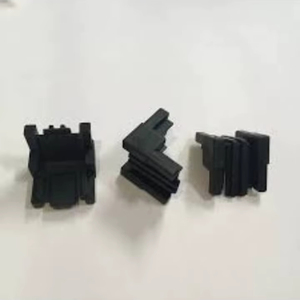 Conectores de esquina de plástico negro. Estos tipos de componentes se utilizan comúnmente para unir secciones. - Product Image 1