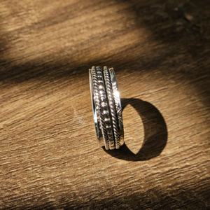 Elegante anillo de tres bandas giratorias con diseño popular de piedras preciosas de plata Lisa para fiesta de boda o anillo giratorio elegante de compromiso - Product Image 5