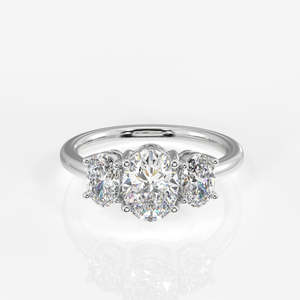 Bague à trois pierres en moissanite taille ovale, or 18 carats - Bagues élégantes en moissanite - Product Image 6