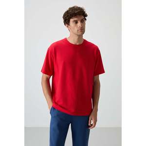 T-shirt basique pour homme Air Jones, rouge, en tissu gaufré interlock texturé, coupe ample - Haut confortable en mélange polyester et lycra - Product Image 1