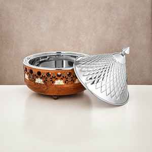 Casserole en métal durable avec finition miroir, parfaite pour garder les aliments au chaud à table ou sur un buffet lors d'occasions spéciales - Product Image 1