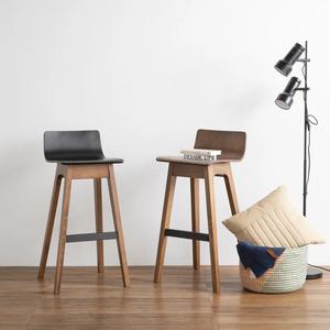 Chaise de bar Ava à dossier bas en teck avec finition noyer pour l'intérieur et l'extérieur - Product Image 5