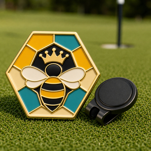 Fournisseur en gros de marqueurs de balles de golf personnalisés, marqueur Queen Bee avec clip, marqueur en métal magnétique carré - Product Image 1