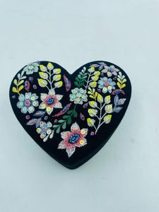 Joyero de Terciopelo con Forma de Corazón, Bordado a Mano Intrincado, Recuerdos de Boda, Diseño Intrincado Multicolor, Moderno - Product Image 2