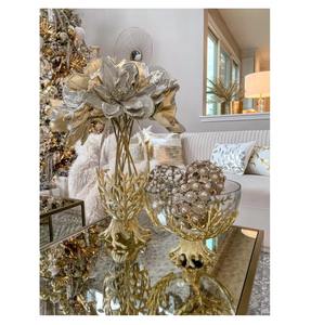 Vase en métal et verre fini or avec un design floral complexe, parfait pour la décoration élégante de la maison et des événements de l'Inde - Product Image 3