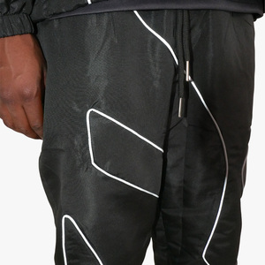 Ensemble de jogging coupe-vent en nylon noir personnalisé Streetwear surdimensionné avec veste réfléchissante 3M pour hommes Techniques imprimées Saison d'été - Product Image 6