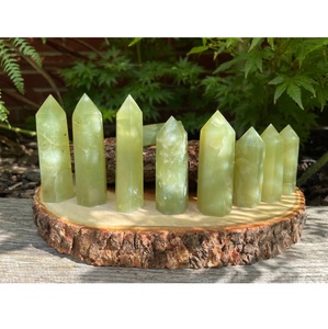 Torre de Jade Verde Hecha a Mano, Suministro Directo de Fábrica, para la Prosperidad, Energía Feng Shui y Uso Decorativo, Disponible para la Venta - Product Image 1