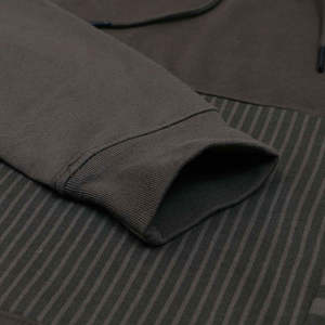 Pull à capuche pour hommes de couleur unie avec poche zippée en polaire respirante d'hiver au meilleur prix avec logo personnalisé Fabriqué au Pakistan - Product Image 5