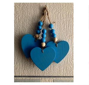 Juego de 3 corazones de madera maciza y cuentas colgantes azules Cuentas de madera de colores personalizadas en forma y tamaño Entrega rápida desde la India - Product Image 1