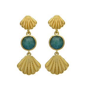 Pendientes colgantes de diseño en tono dorado con diseño de concha marina y piedra preciosa verde Monalisa, pendientes de latón para mujer y niña. - Product Image 1