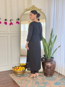 Ensemble Kurti élégant et moderne en viscose Chanderi brodée, séchage rapide, pour femmes, comprenant un bas et un dupatta, vente en gros, fêtes, style indien - Product Image 2