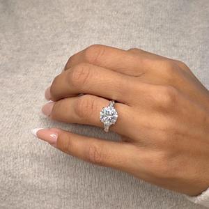 Bague en diamant de laboratoire de 3,50 carats, taille ronde, F VVS1 VVS2, bague de fiançailles à trois pierres, or blanc 18 carats, bague de promesse, cadeau pour elle - Product Image 2