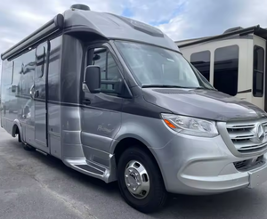 Meilleures ventes : Camping-car d'occasion Regency RV Ultra Brougham 25UL, 4-6 passagers, EURO 5, une chambre, intérieurs spacieux, prêt à l'emploi - Product Image 1