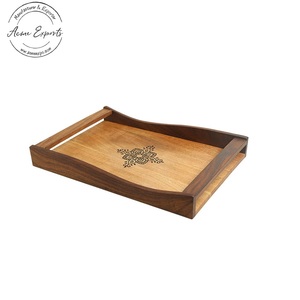 Bandeja de madera artesanal con bordes curvos e incrustaciones florales, perfecta para servir aperitivos, bebidas y mejorar la decoración del hogar - Product Image 1