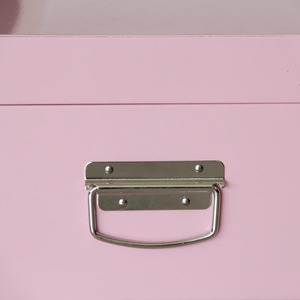 Coffre de rangement en métal rose et bleu clair, métallique avec accessoires de serrure argentés - Product Image 6