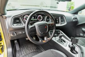 Dodge Challenger RT Scat Pack 2021 d'occasion en excellent état, 5 000 miles, avec les packs TA et Plus, couleur Gold Rush - Product Image 4