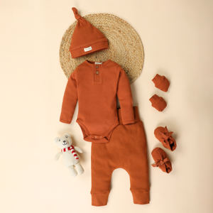 Ensemble de vêtements unisexe certifiés GOTS et Oekotex biologiques pour nouveau-né, leggings souples Onesie, mitaines, chaussons, bonnet pour la saison d'automne - Product Image 4