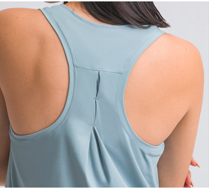 เสื้อกล้ามทรงเข้ารูปสำหรับผู้หญิง OEM/ODM แบบสั่งทำพิเศษ ระบายอากาศได้ดี เป็นมิตรกับสิ่งแวดล้อม แห้งเร็ว สีขาว ผ้าริบเนื้อนุ่ม ยืดหยุ่นได้ คอปกปีเตอร์แพน - Product Image 4