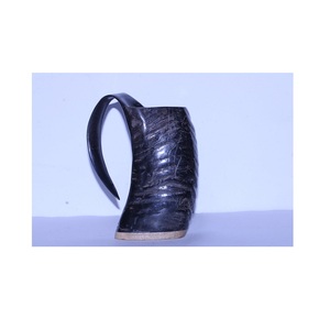 Taza de Cuerno de Búfalo Hecha a Mano de Alta Calidad con Acabado Pulido Premium, Estilo Moderno para Bares de Cerveza, Espectáculos de Recreación Histórica, Uso como Regalo - Product Image 1