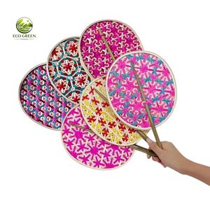 Éventail en bambou artisanal traditionnel, motifs géométriques complexes rouges et bleus, décoration écologique pour la maison, vert, Vietnam, Hanoï - Product Image 5