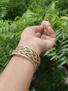 Pulsera de latón moderna hecha a mano con opciones personalizables para uso diario y ocasiones especiales - Product Image 2