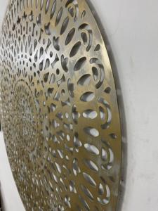 Arte Mural Moderno Hecho a Mano en Oro Contemporáneo, Metal Cortado con Láser, Colores Personalizables, WB INC INDIA para Decoración de Paredes - Product Image 3