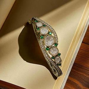 Pulsera de lujo con diamantes de imitación y esmeralda con tachuelas y chapado en oro - Product Image 1