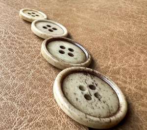 Botones de cuerno natural de Búfalo, botón de costura de 4 agujeros pulido en blanco cuadrado con diseño personalizado - Product Image 6