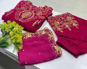 Traje de fiesta pesado Kurti de terciopelo puro con estilo indio con trabajo de bordado de secuencia con conjunto de pantalón y Top de manga larga de diseñador - Product Image 4