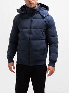 Blouson matelassé bleu marine, modélisé avec les mains dans les poches, design pratique pour le froid, idéal pour le port quotidien en hiver - Product Image 3