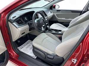 Berline d'occasion 2023, transmission intégrale, intérieur cuir foncé, moteur 4.5L, transmission automatique, toit ouvrant panoramique, caméra de recul 360°, écran tactile - Product Image 6