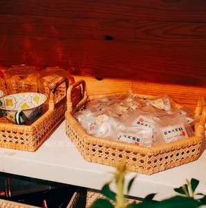 Bandeja para servir comida de ratán con forma hexagonal, hecha a mano, superventas, vajilla de comedor de ratán de yute de gran tamaño, bandeja de postre - Product Image 3