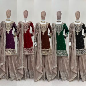 Buscando este hermoso traje de diseñador del mismo color en tela de imitación Georgette con interior y codificación y trabajo de secuencia con perla - Product Image 6