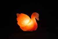 Lampe de table en forme de cygne au sel orange Lampe au sel de l'Himalaya écologique sculptée polie par des fabricants pakistanais